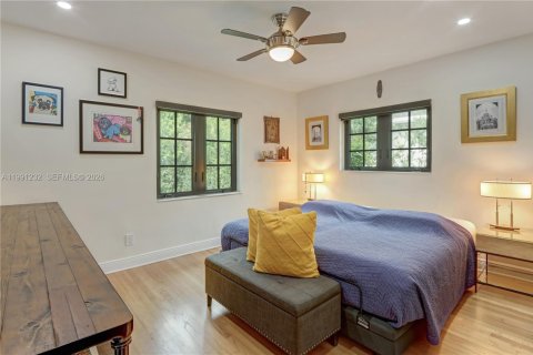 House in Coral Gables, Florida 3 bedrooms, 167.69 sq.m. № 2057472 - photo 9