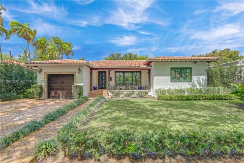 House in Coral Gables, Florida 3 bedrooms, 167.69 sq.m. № 2057472