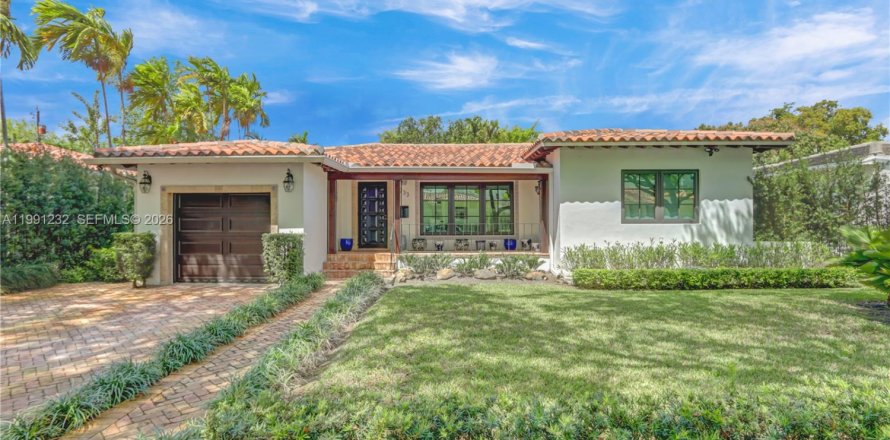 House in Coral Gables, Florida 3 bedrooms, 167.69 sq.m. № 2057472