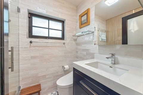 House in Coral Gables, Florida 3 bedrooms, 167.69 sq.m. № 2057472 - photo 10