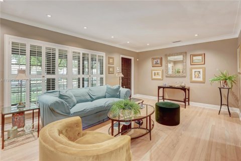 House in Coral Gables, Florida 3 bedrooms, 167.69 sq.m. № 2057472 - photo 3