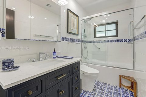 House in Coral Gables, Florida 3 bedrooms, 167.69 sq.m. № 2057472 - photo 8