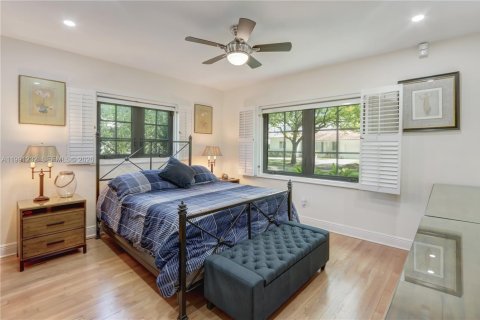 House in Coral Gables, Florida 3 bedrooms, 167.69 sq.m. № 2057472 - photo 7