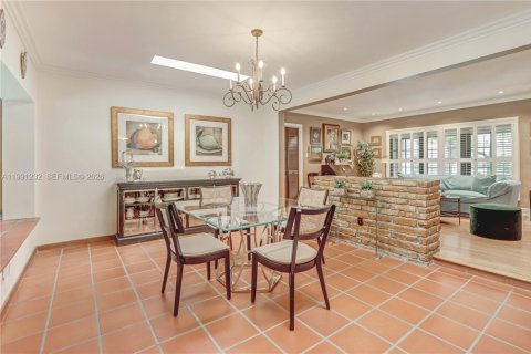 House in Coral Gables, Florida 3 bedrooms, 167.69 sq.m. № 2057472 - photo 5