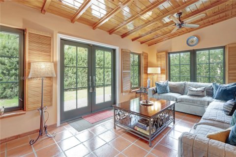 House in Coral Gables, Florida 3 bedrooms, 167.69 sq.m. № 2057472 - photo 6