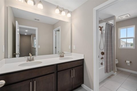 House in Tavares, Florida 4 bedrooms, 197.88 sq.m. № 1805486 - photo 21