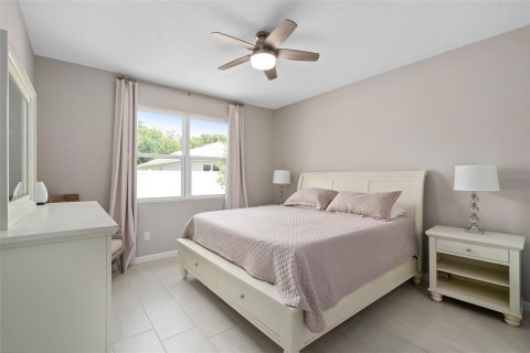 House in Tavares, Florida 4 bedrooms, 197.88 sq.m. № 1805486 - photo 9