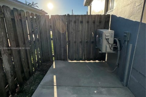 Casa en alquiler en Miami Gardens, Florida, 1 dormitorio, 270.35 m2 № 1955842 - foto 11