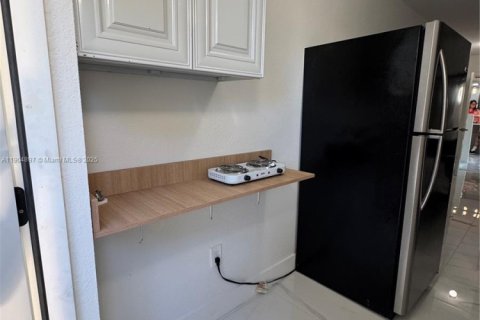Casa en alquiler en Miami Gardens, Florida, 1 dormitorio, 270.35 m2 № 1955842 - foto 8