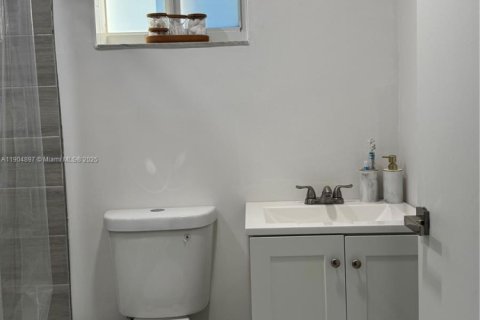 Casa en alquiler en Miami Gardens, Florida, 1 dormitorio, 270.35 m2 № 1955842 - foto 3