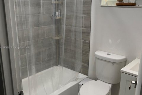 Casa en alquiler en Miami Gardens, Florida, 1 dormitorio, 270.35 m2 № 1955842 - foto 4