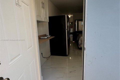 Casa en alquiler en Miami Gardens, Florida, 1 dormitorio, 270.35 m2 № 1955842 - foto 9