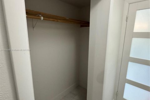 Casa en alquiler en Miami Gardens, Florida, 1 dormitorio, 270.35 m2 № 1955842 - foto 6