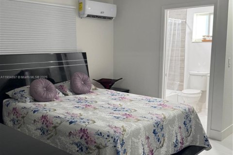 Casa en alquiler en Miami Gardens, Florida, 1 dormitorio, 270.35 m2 № 1955842 - foto 1