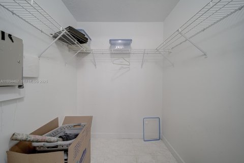 Снять в аренду виллу или дом в Майами, Флорида 4 спальни, 165.92м2, № 1992711 - фото 16