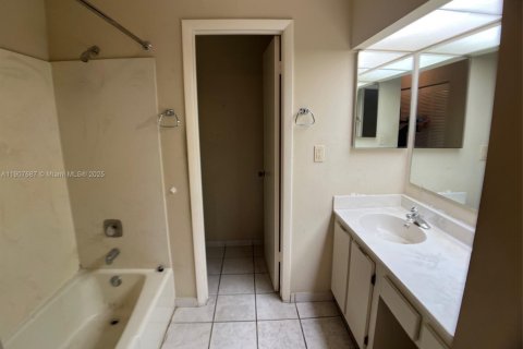 Adosado en venta en Miami Lakes, Florida, 2 dormitorios, 124.95 m2 № 1964265 - foto 9
