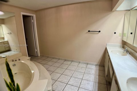 Adosado en venta en Miami Lakes, Florida, 2 dormitorios, 124.95 m2 № 1964265 - foto 7
