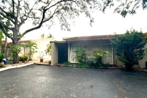 Adosado en venta en Miami Lakes, Florida, 2 dormitorios, 124.95 m2 № 1964265 - foto 1