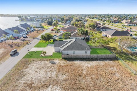 Casa en alquiler en Cape Coral, Florida, 3 dormitorios № 2044446 - foto 28