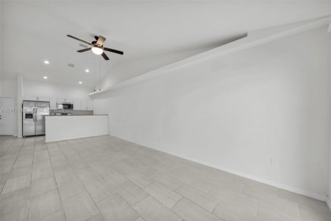 Casa en alquiler en Cape Coral, Florida, 3 dormitorios № 2044446 - foto 12