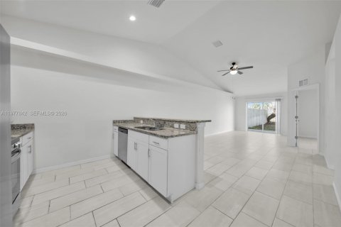 Casa en alquiler en Cape Coral, Florida, 3 dormitorios № 2044446 - foto 5