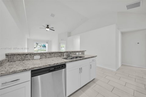 Casa en alquiler en Cape Coral, Florida, 3 dormitorios № 2044446 - foto 8