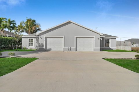 Casa en alquiler en Cape Coral, Florida, 3 dormitorios № 2044446 - foto 1