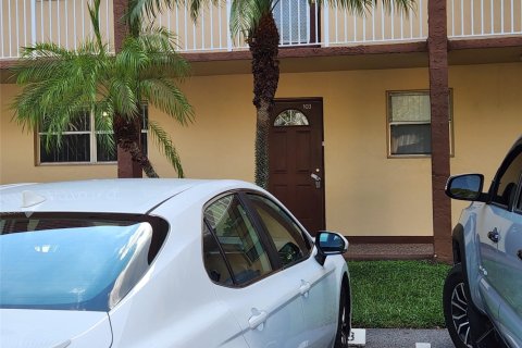 Condo in Sunrise, Florida, 2 bedrooms  № 726620 - photo 1