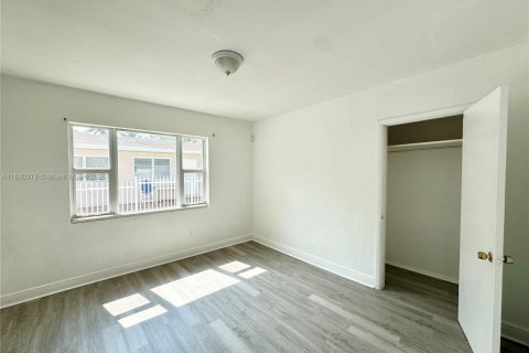 Commercial property in Biscayne Park, Florida 175.77 sq.m. № 1828981 - photo 8