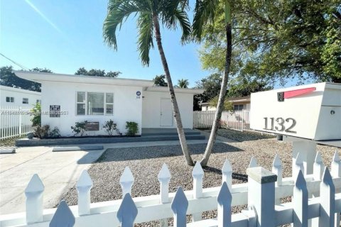 Commercial property in Biscayne Park, Florida 175.77 sq.m. № 1828981 - photo 1