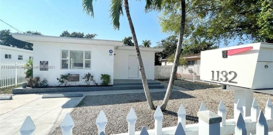 Commercial property in Biscayne Park, Florida 175.77 sq.m. № 1828981