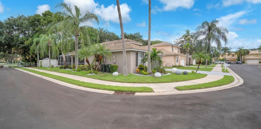 House in Coconut Creek, Florida 3 bedrooms, 165.74 sq.m. № 1987038