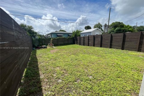 House in Oakland Park, Florida 3 bedrooms, 100.98 sq.m. № 1943485 - photo 12