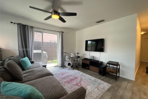 House in Oakland Park, Florida 3 bedrooms, 100.98 sq.m. № 1943485 - photo 4