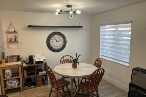 House in Oakland Park, Florida 3 bedrooms, 100.98 sq.m. № 1943485 - photo 3