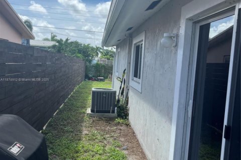 House in Oakland Park, Florida 3 bedrooms, 100.98 sq.m. № 1943485 - photo 10