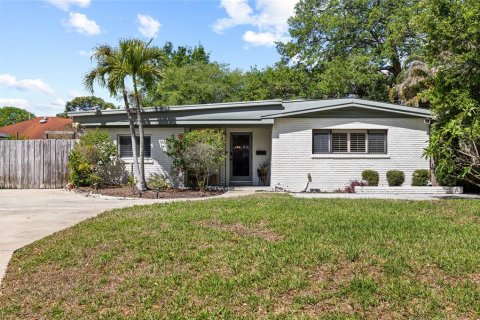 House in Tampa, Florida 3 bedrooms, 130.16 sq.m. № 2203313 - photo 2