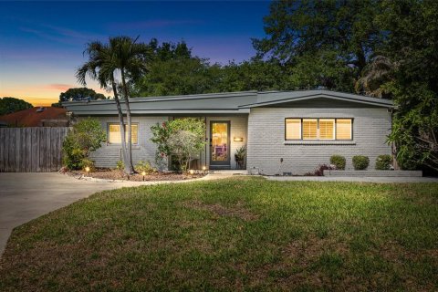 House in Tampa, Florida 3 bedrooms, 130.16 sq.m. № 2203313