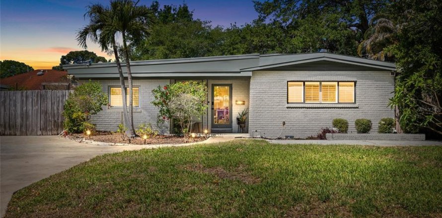 House in Tampa, Florida 3 bedrooms, 130.16 sq.m. № 2203313