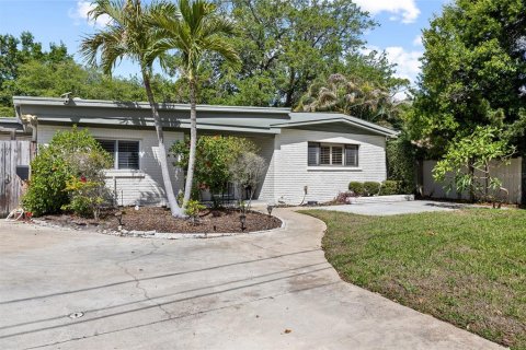 House in Tampa, Florida 3 bedrooms, 130.16 sq.m. № 2203313 - photo 5