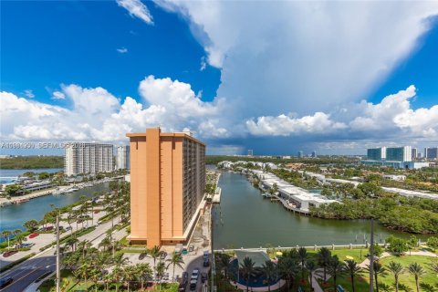 Снять в аренду кондоминиум в Санни-Айлс-Бич, Флорида 3 спальни, 216.18м2, № 2050855 - фото 24