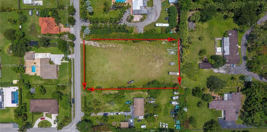 Commercial property in Homestead, Florida № 1938496