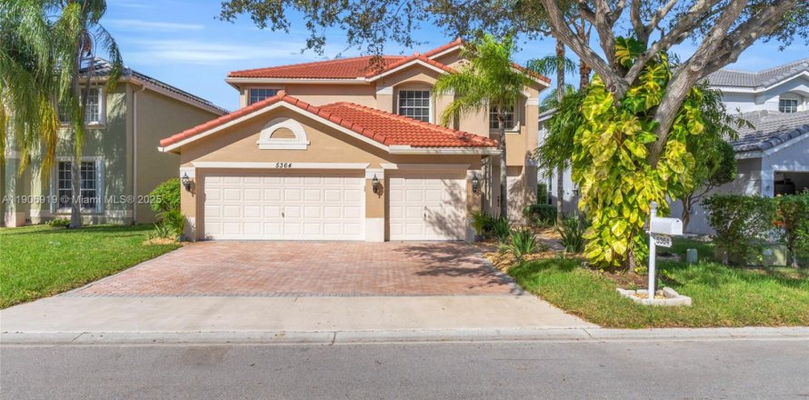 Villa ou maison à Coral Springs, Floride 5 chambres, 264.59 m2 № 1968388