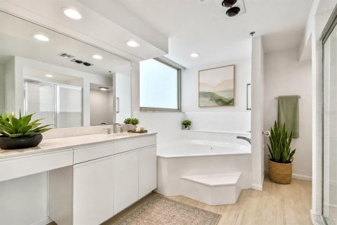 Condo in Tampa, Florida, 3 bedrooms  № 2114762 - photo 25