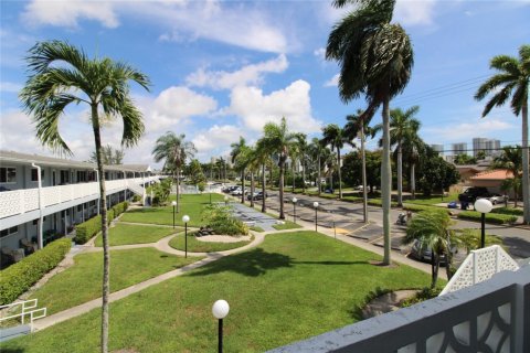 Condominio en alquiler en Hallandale Beach, Florida, 1 dormitorio, 45.89 m2 № 1226858 - foto 1