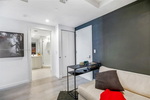 Condo in Miami, Florida, 1 bedroom  № 1946443 - photo 16