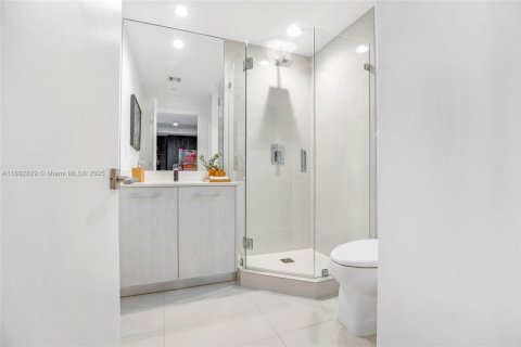 Condo in Miami, Florida, 1 bedroom  № 1946443 - photo 21