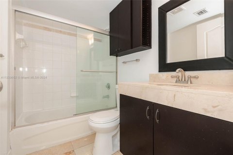 Condo in Miami, Florida, 3 bedrooms  № 1869986 - photo 15