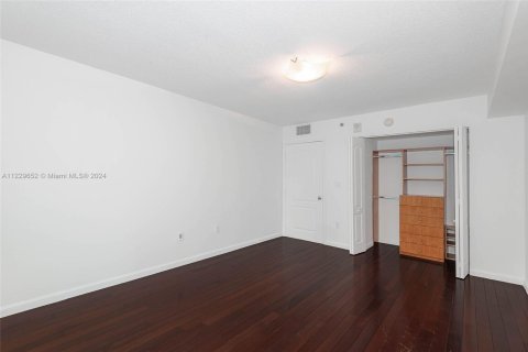 Condo in Miami, Florida, 3 bedrooms  № 1869986 - photo 16