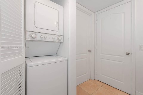Condo in Miami, Florida, 3 bedrooms  № 1869986 - photo 20